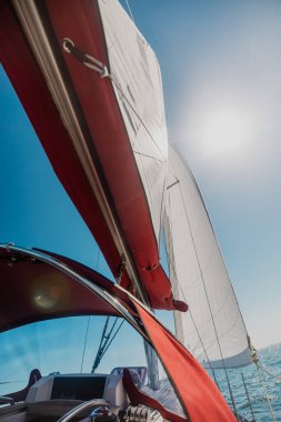 Günbatımında yelkenli teknesi, Açık Gök Altında Mavi Deniz Yatı, Yaz Okyanusu Macerası. Yüksek kalite