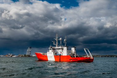 Açık Deniz 'de Kızıl ve Beyaz Sahil Güvenlik Gemisi çarpıcı Fırtınalı Gökyüzü, Gdynia Limanı, Polonya. Yüksek kalite fotoğraf