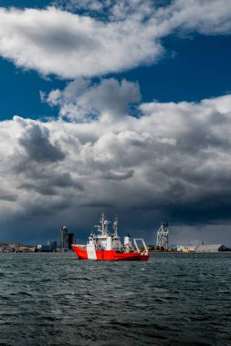 Açık Deniz 'de Kızıl ve Beyaz Sahil Güvenlik Gemisi çarpıcı Fırtınalı Gökyüzü, Gdynia Limanı, Polonya. Yüksek kalite fotoğraf