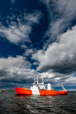 Açık Deniz 'de Kızıl ve Beyaz Sahil Güvenlik Gemisi çarpıcı Fırtınalı Gökyüzü, Gdynia Limanı, Polonya. Yüksek kalite fotoğraf