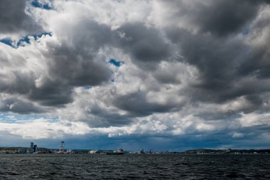 Şiddetli bulutları olan karanlık gökyüzü yağmurdan önce yaklaşır ve fırtına kopar. Kötü ya da kasvetli hava, gökyüzü ve çevre. Sera etkisi, küresel ısınma, iklim değişikliği. Yüksek kalite fotoğraf