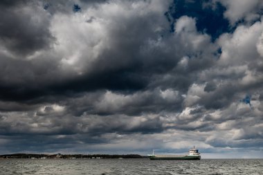 Şiddetli bulutları olan karanlık gökyüzü yağmurdan önce yaklaşır ve fırtına kopar. Kötü ya da kasvetli hava, gökyüzü ve çevre. Sera etkisi, küresel ısınma, iklim değişikliği. Yüksek kalite fotoğraf