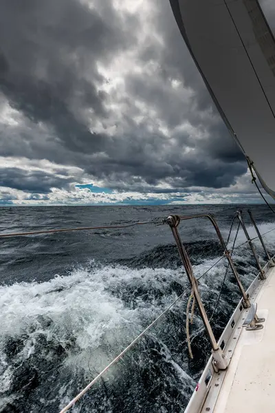 Fırtınalı Gökyüzü Altında Dalgalı Deniz Yatı, Okyanus Macerası Perspektifi. Yüksek kalite fotoğraf