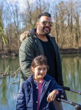 Babamın puset ve iki çocuğuyla baharda Aare nehri boyunca yürüdüğü yakın plan..