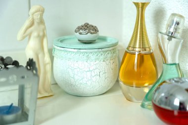 Parfüm şişeleri, mum ve Roma sabun figürünün güzel klasik banyo dekorasyonu.