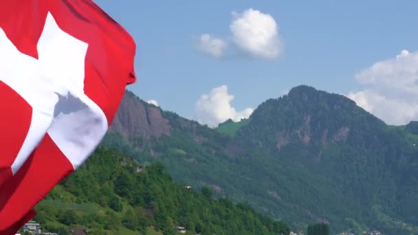 Rødt Sveitsisk Flagg Båt Lucerne Fantastisk Sommerdag Med Sveitsiske Alper – stockvideo