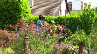 Kadın sanal gerçeklik gözlükleriyle bir gül bahçesine hayran ve böylece daha fazla bilgi alıyor. VR ve bahçe kavramı.