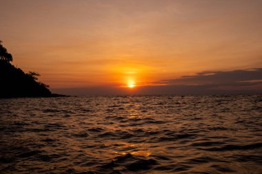 Suyun üzerinde güzel bir gün batımı.