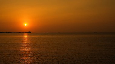 Denizin üzerinde güzel bir gün batımı
