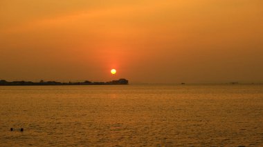 Denizin üzerinde güzel bir gün batımı