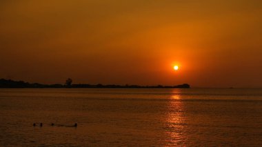 Denizin üzerinde güzel bir gün batımı