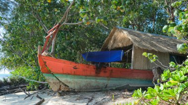 Sahilde tekne ev.