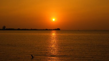 Denizin üzerinde güzel bir gün batımı