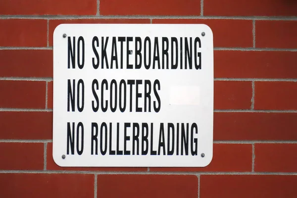 Cartello Con Testo Niente Skateboard Niente Scooter Niente Pattinaggio Muro — Foto Stock