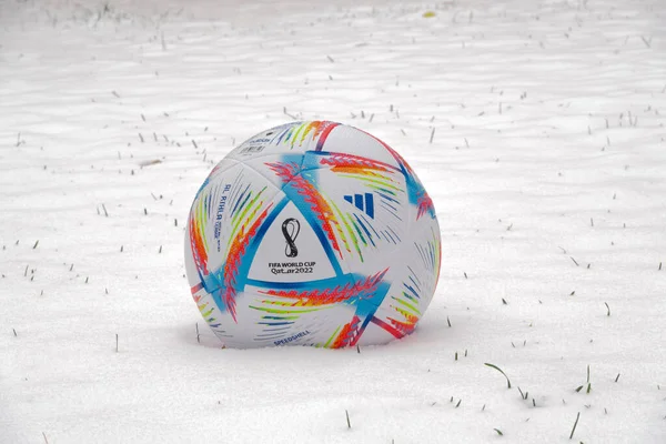 卡塔尔卢萨尔市 2022年11月1日 阿迪达斯Al Rihla迷你球足球紧凑型和泡沫核心与雪在地面上 2022年冬季世界杯卡塔尔 — 图库照片