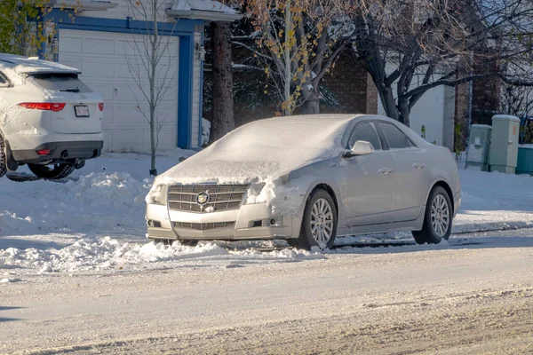 カルガリー アルバータ州 カナダ2022年11月3日 冬の吹雪の後の雪で駐車車のカバー — ストック写真