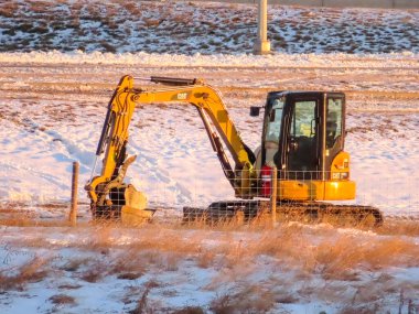 Calgary, Alberta, Kanada 9, 2022. Kış boyunca bir Tırtıl 305E CR Mini Kazıcı.