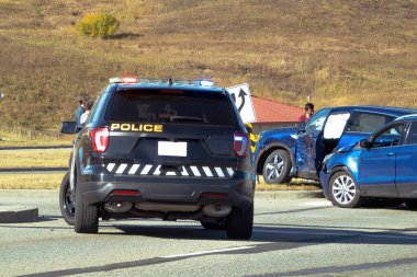 Calgary, Alberta, Kanada 10 numara, 2022. Araba kazasında veya çarpışmada bir polis arabası yanıt veriyor.