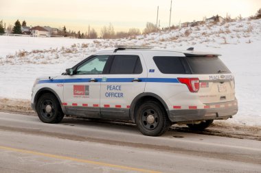 17 Kasım 2022. Calgary, Alberta, Kanada. Soğuk kış boyunca kar yağan bir Barış Memuru Devriyesi Aracı.