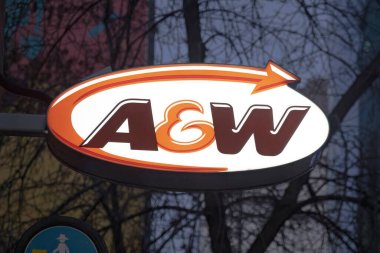 21 Kasım 2022. Calgary, Alberta, Kanada. Gece A ve W restoranı tabelası..