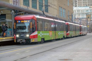 21 Kasım 2022. Calgary, Alberta, Kanada. Kış boyunca Calgary şehir merkezinde bir C-train vagonu..