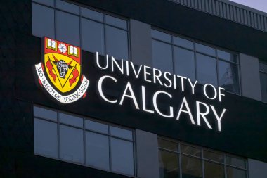 21 Kasım 2022. Calgary, Alberta, Kanada. Şehir merkezindeki kampüste Calgary Üniversitesi tabelası