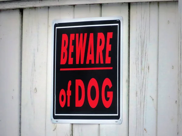白い木製の柵の文字付き 犬に注意 — ストック写真