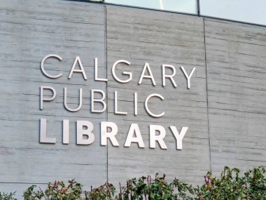 23 Kasım 2022. Calgary, Alberta, Kanada. Şehir merkezindeki Calgary Halk Kütüphanesi logosuna yakın plan..