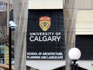23 Kasım 2022. Calgary, Alberta, Kanada. Şehir merkezindeki kampüste Calgary Mimarlık, Planlama ve Peyzaj Üniversitesi (SAPL) tabelası.