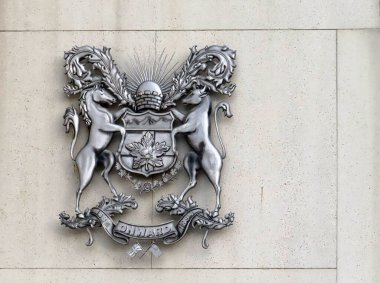 22 Kasım 2022. Calgary, Alberta, Kanada. Calgary Belediye Binası 'nda bir metal heykele yakın duracağız ya da New City Hall olarak anılacağız..