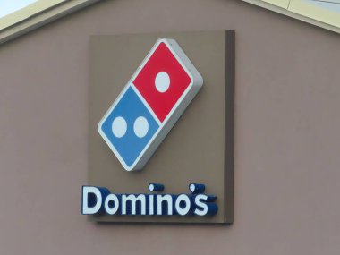 23 Kasım 2022. Calgary, Alberta, Kanada. Mağazada Dominos Pizza tabelası..