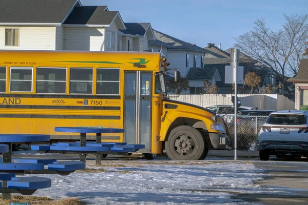 2022年11月23日 カルガリー アルバータ州 カナダ 小学生のためのスクールバスに近い — ストック写真