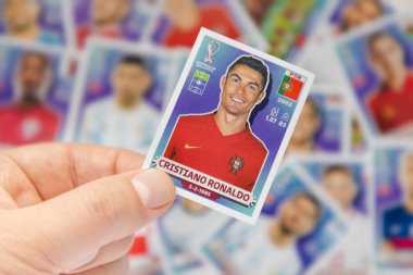 23 Kasım 2022. Calgary, Alberta, Kanada. Portekiz Fifa Dünya Kupası Panini çıkartması taşıyan bir kişi.