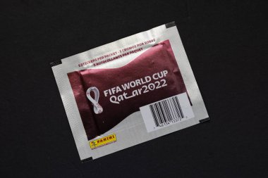 23 Kasım 2022. Calgary, Alberta, Kanada. Fifa Dünya Kupası Panini etiketli bir paket siyah arka planda.