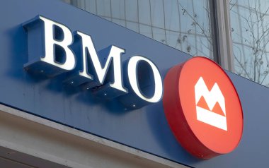25 Kasım 2022. Calgary, Alberta, Kanada. BMO banka şubesi işareti. Kanadalı çok uluslu yatırım bankası ve finans hizmetleri şirketi.