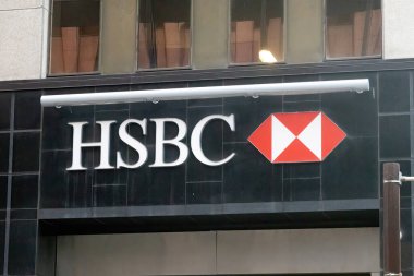 25 Kasım 2022. Calgary, Alberta, Kanada. HSBC banka şube levhası. Çok uluslu bir İngiliz bankası ve finansal hizmetler holdingi.