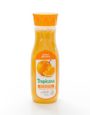 Calgary, Alberta, Kanada. 11 Aralık 2022. Beyaz arka planda bir şişe Tropicana Portakal Suyu 355 ml