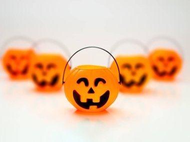 Bir Balkabağı Kovası Cadılar Bayramı Şekerleme Süslemesi 'nin seçmeli odağı.