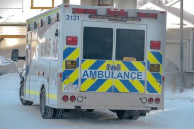 Calgary, Alberta, Kanada. 21 Aralık 2022. Kış boyunca evin önünde bir ambulans bekliyor..