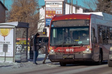 Calgary, Alberta, Kanada. 22 Aralık 2022. Öğleden sonra bir otobüs durağında bir Calgary transit otobüsü..
