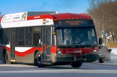Calgary, Alberta, Kanada. 22 Aralık 2022. Kışın öğleden sonra birkaç Calgary transit otobüsü..