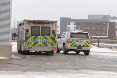 Calgary, Alberta, Kanada. 27 Aralık 2022. Alberta Çocuk Hastanesi 'ne birkaç ambulans park etmiş..