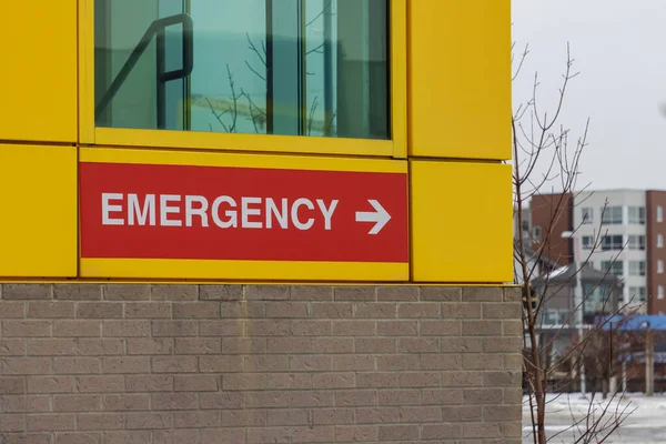 Calgary, Alberta, Kanada. 27 Aralık 2022. Kış boyunca Alberta Çocuk Hastanesi 'nde acil durum işareti.