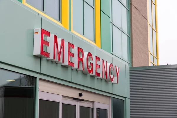 Calgary, Alberta, Kanada. 27 Aralık 2022. Alberta Çocuk Hastanesi girişinde acil durum işareti..