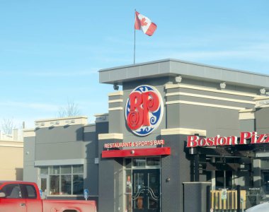 Calgary, Alberta, Kanada. 31 Aralık 2022. Boston Pizza restoranının yatay görüntüsü.
