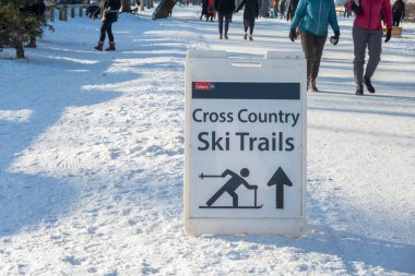Calgary, Alberta, Kanada. 31 Aralık 2022. Kışın Bowness Parkı 'nda Kros Kayak Yolları tabelası..