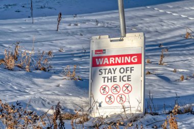 Calgary, Alberta, Canada. Jan 22, 2023. A sign with the text: WARNING STAY OFF THE ICE