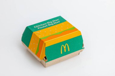 Calgary, Alberta, Kanada. 9 Mart 2023. Üzerinde tavuk Big Mac burgeri olan kapalı bir kutu..