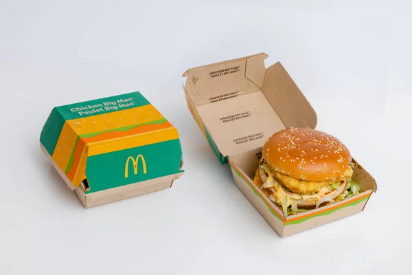 Calgary Alberta Kanada Března2023 Pár Kuřecích Hamburgerů Big Mac Bílém — Stock fotografie