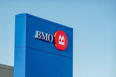 Calgary, Alberta, Kanada. Mar 17, 2023. Montreal 'deki bir BMO Bankası bir şube binasında şarkı söylüyor..